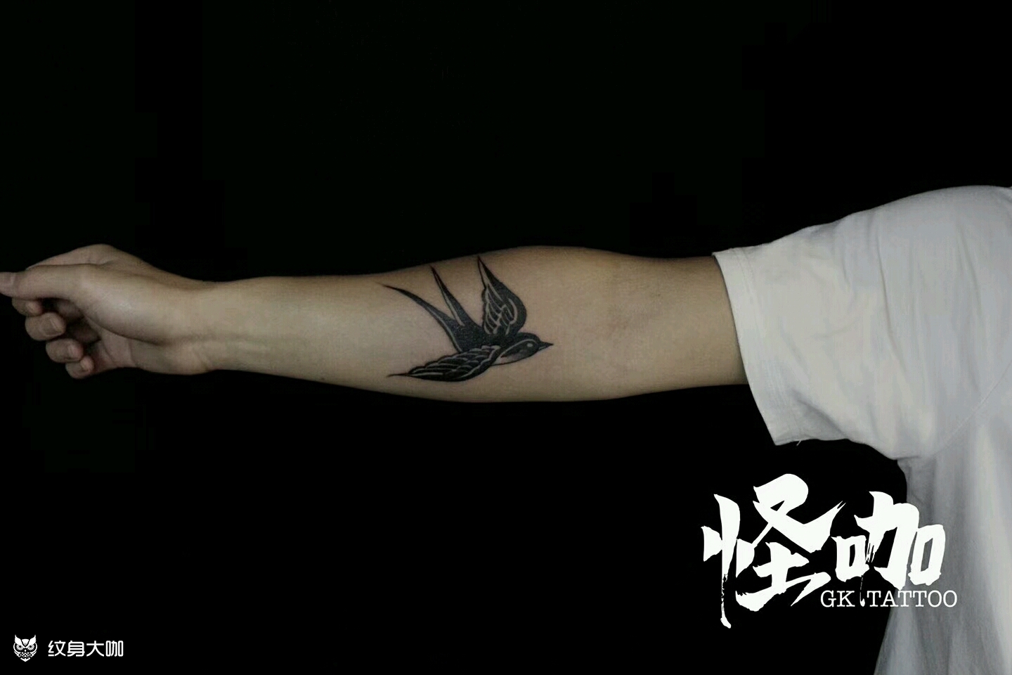 简易黑色燕子纹身图案图片