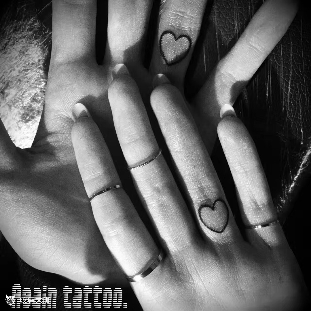 手指情侣纹身_纹身图案手稿图片_vi的纹身作品集