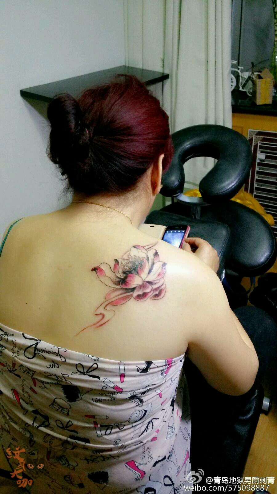 女士阿姨肩胛骨荷花_纹身图案手稿图片_hellboy-tattoo的纹身作品集