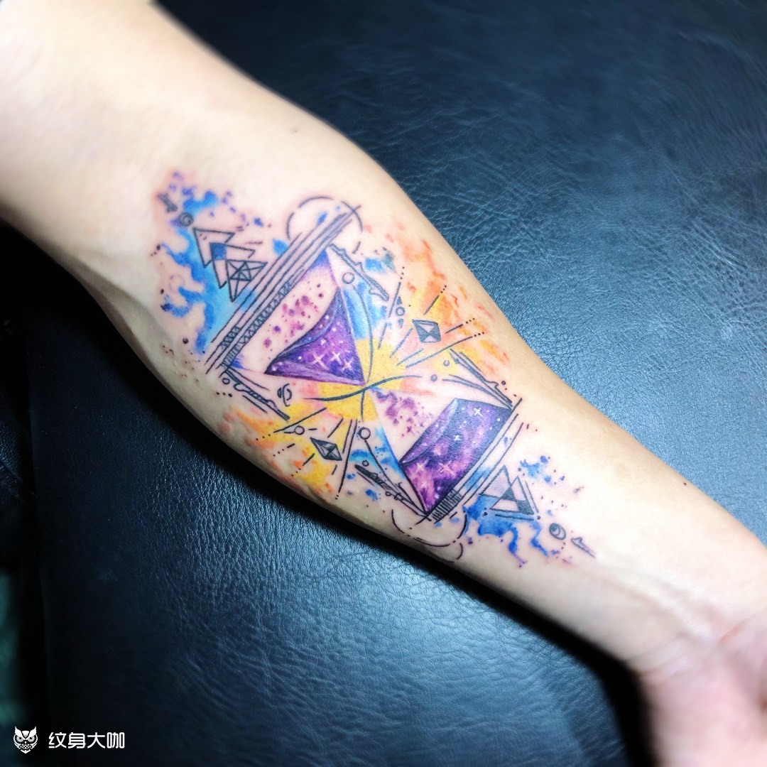 手臂小纹身彩色晕染沙漏