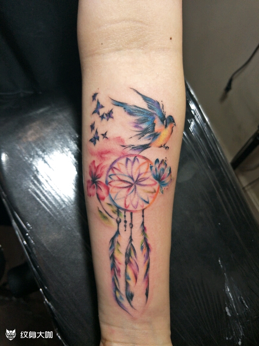 小臂泼墨风格捕梦网纹身