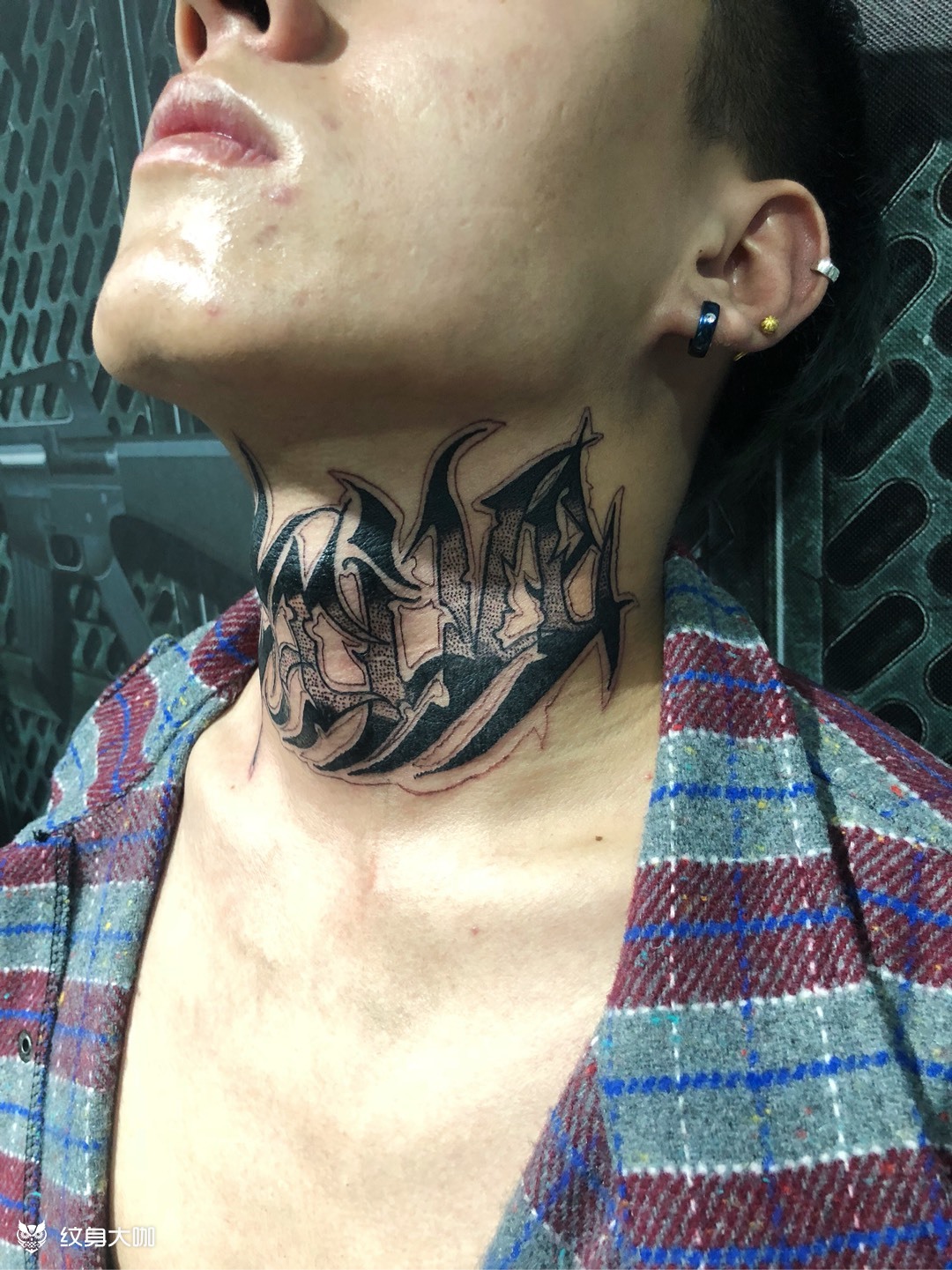 花体英文包脖子_纹身图案手稿图片_发仔的纹身作品集