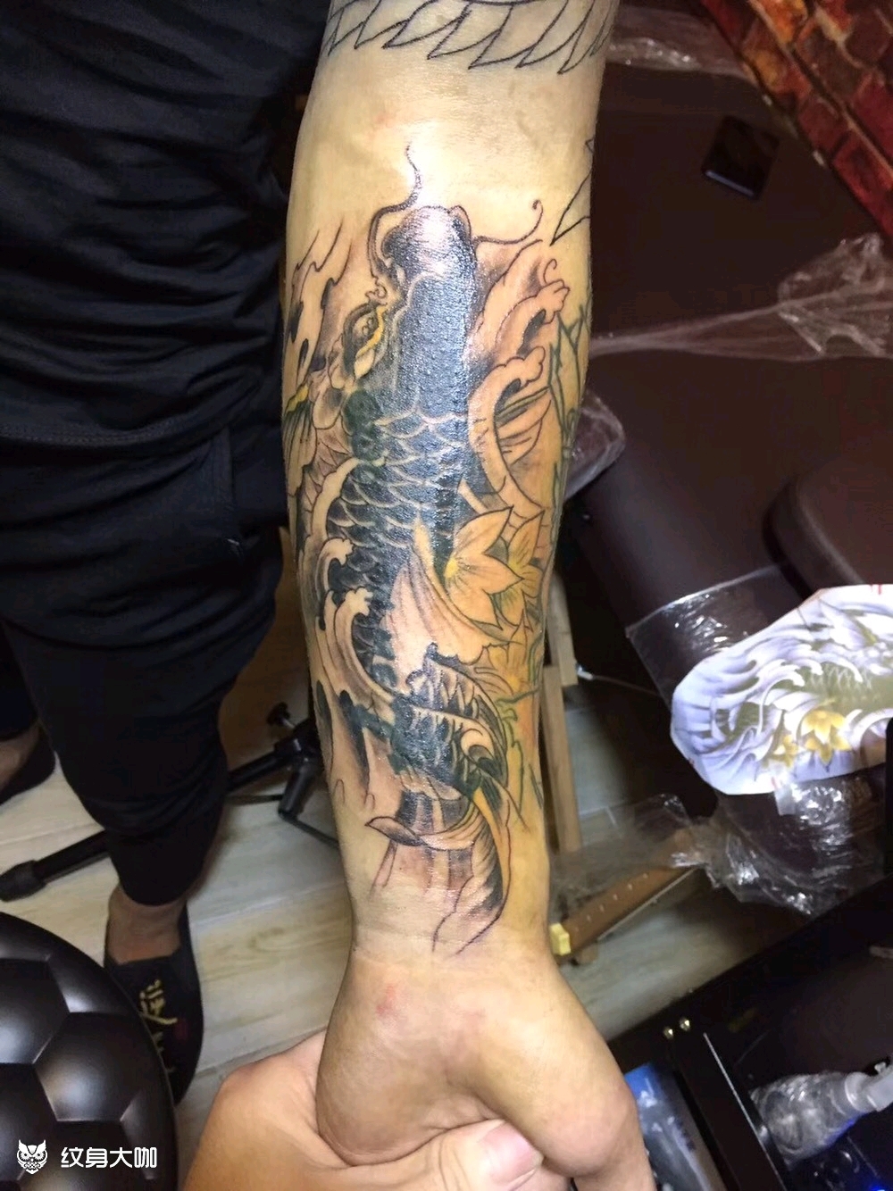 客人就是那个过肩龙线条同一人,纹鲤鱼上色的时候我在专心打雾呢,他痛