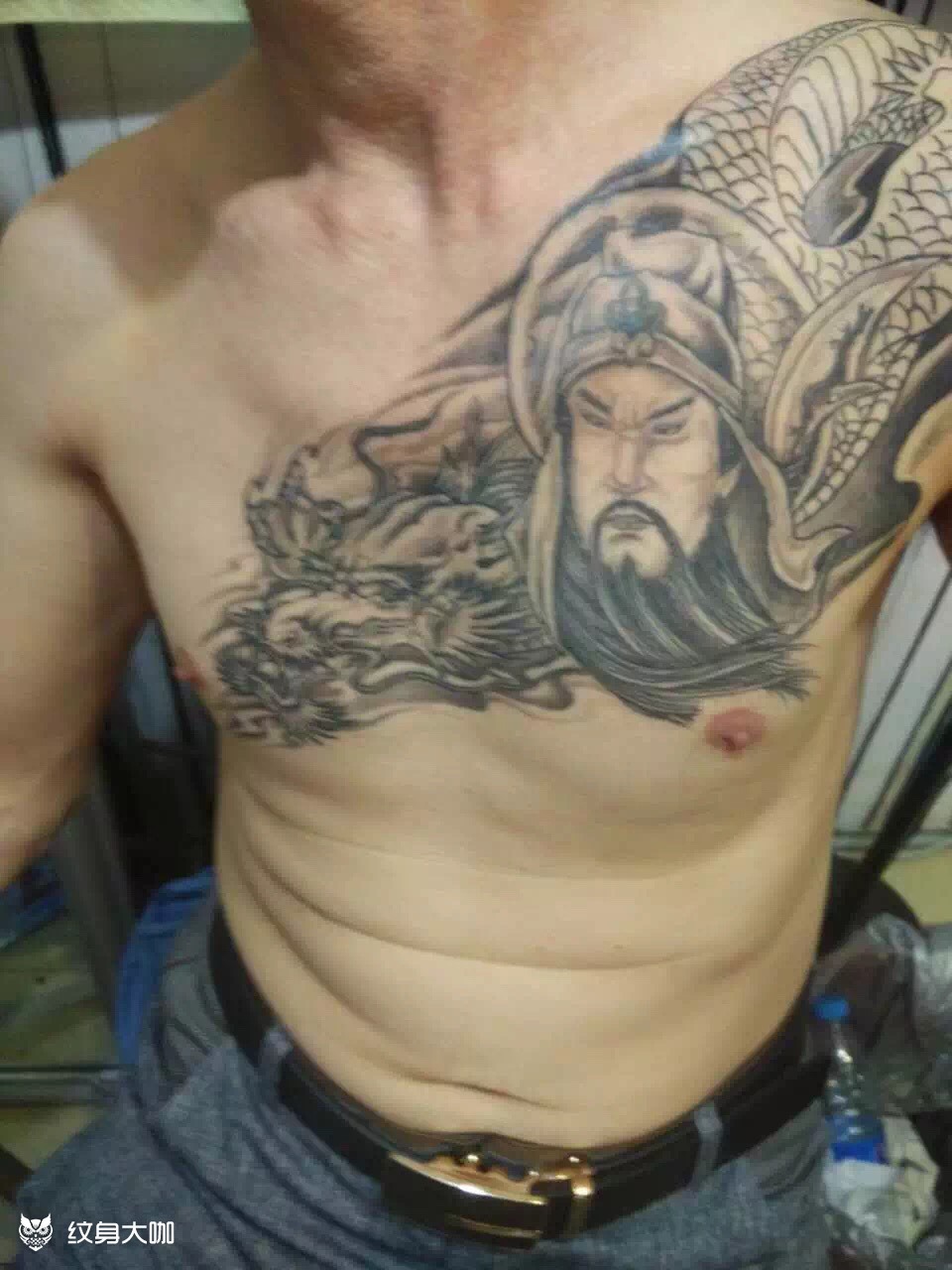 胸前关公披肩龙