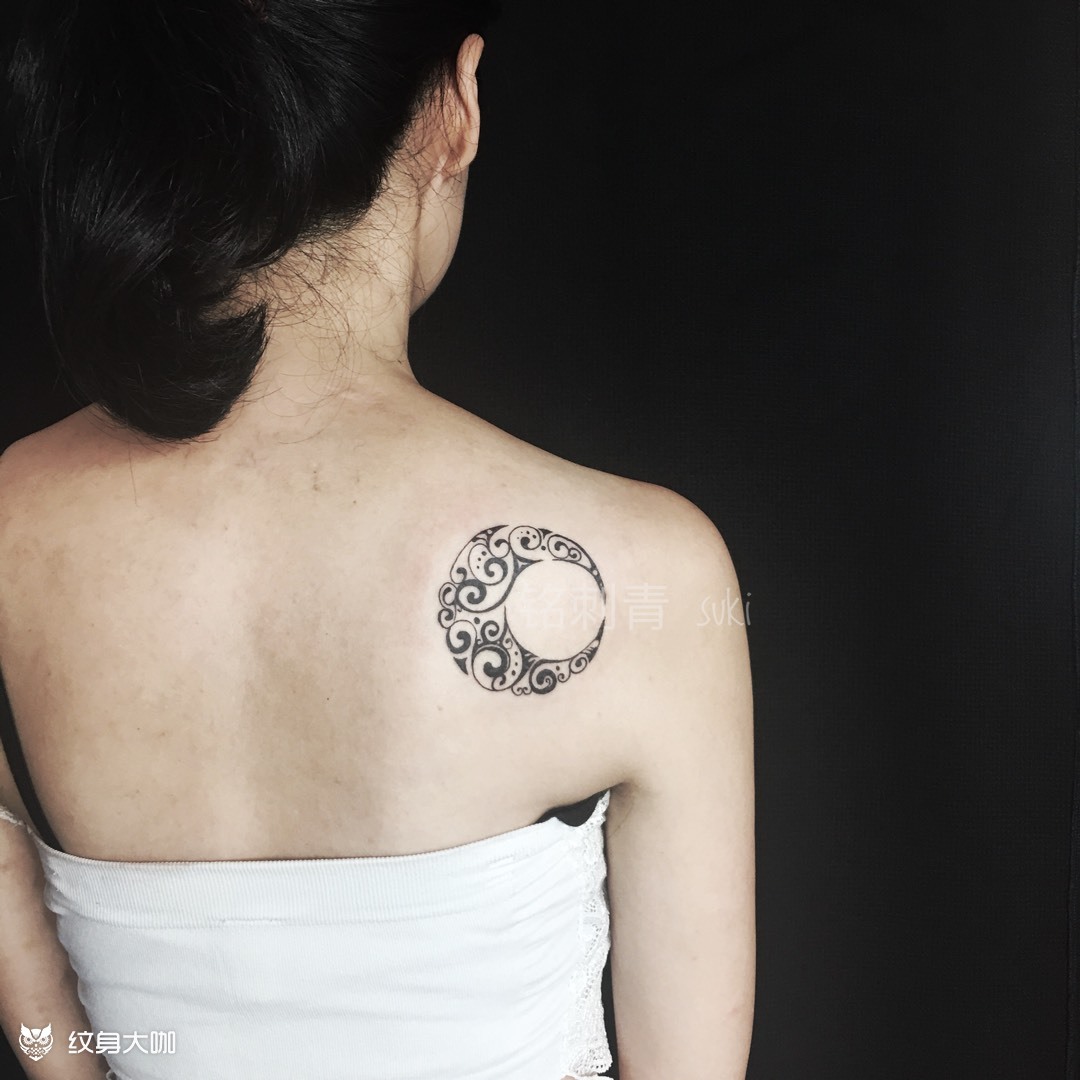 后颈纹身图案女月亮图片