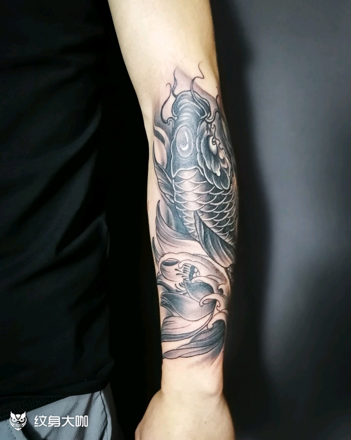 黑灰鲤鱼_纹身图案手稿图片_小黎的纹身作品集