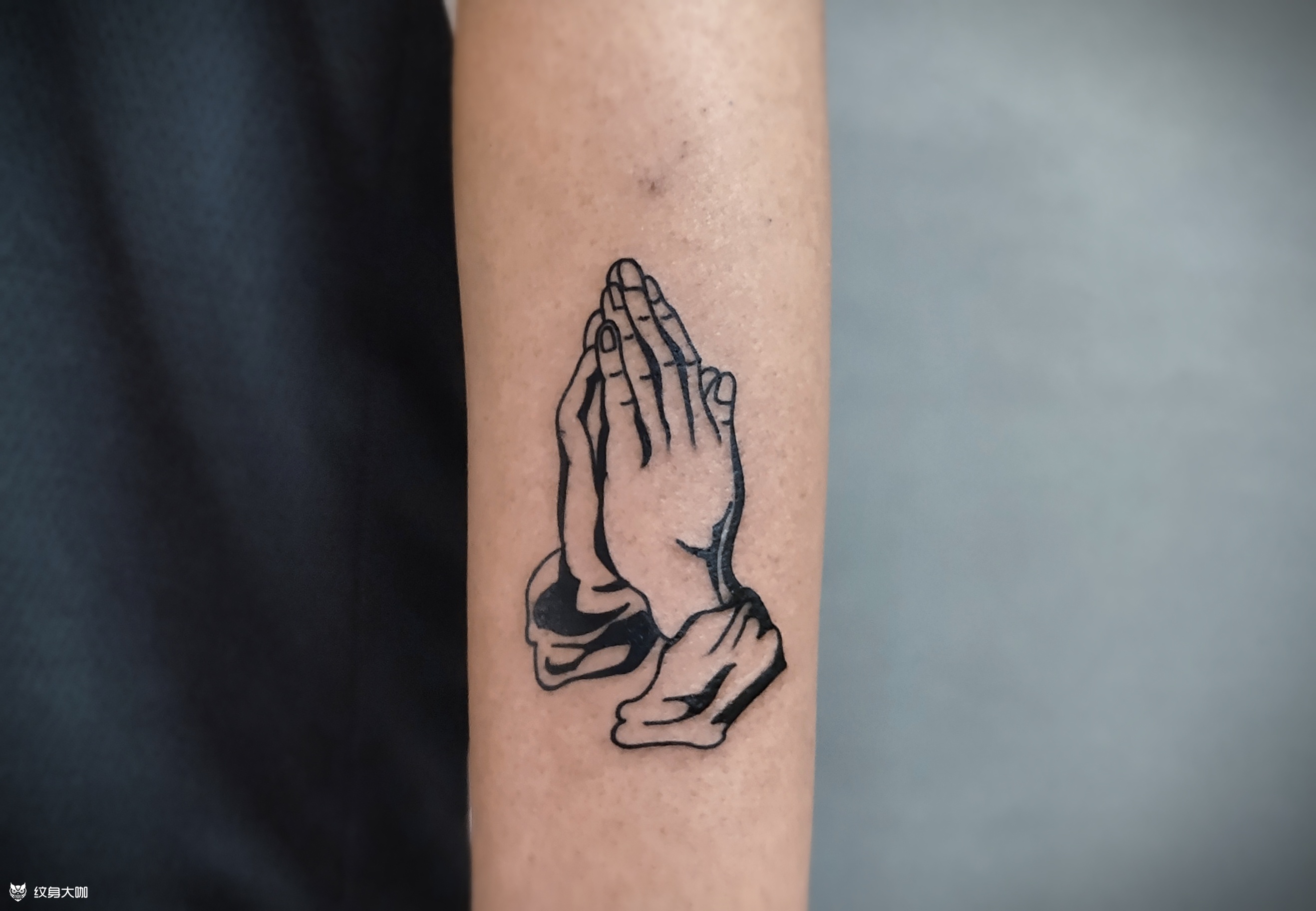 祈祷之手纹身线条图片