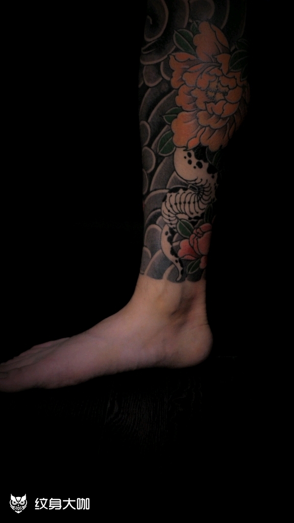 小腿纹身蛇纹身牡丹纹身