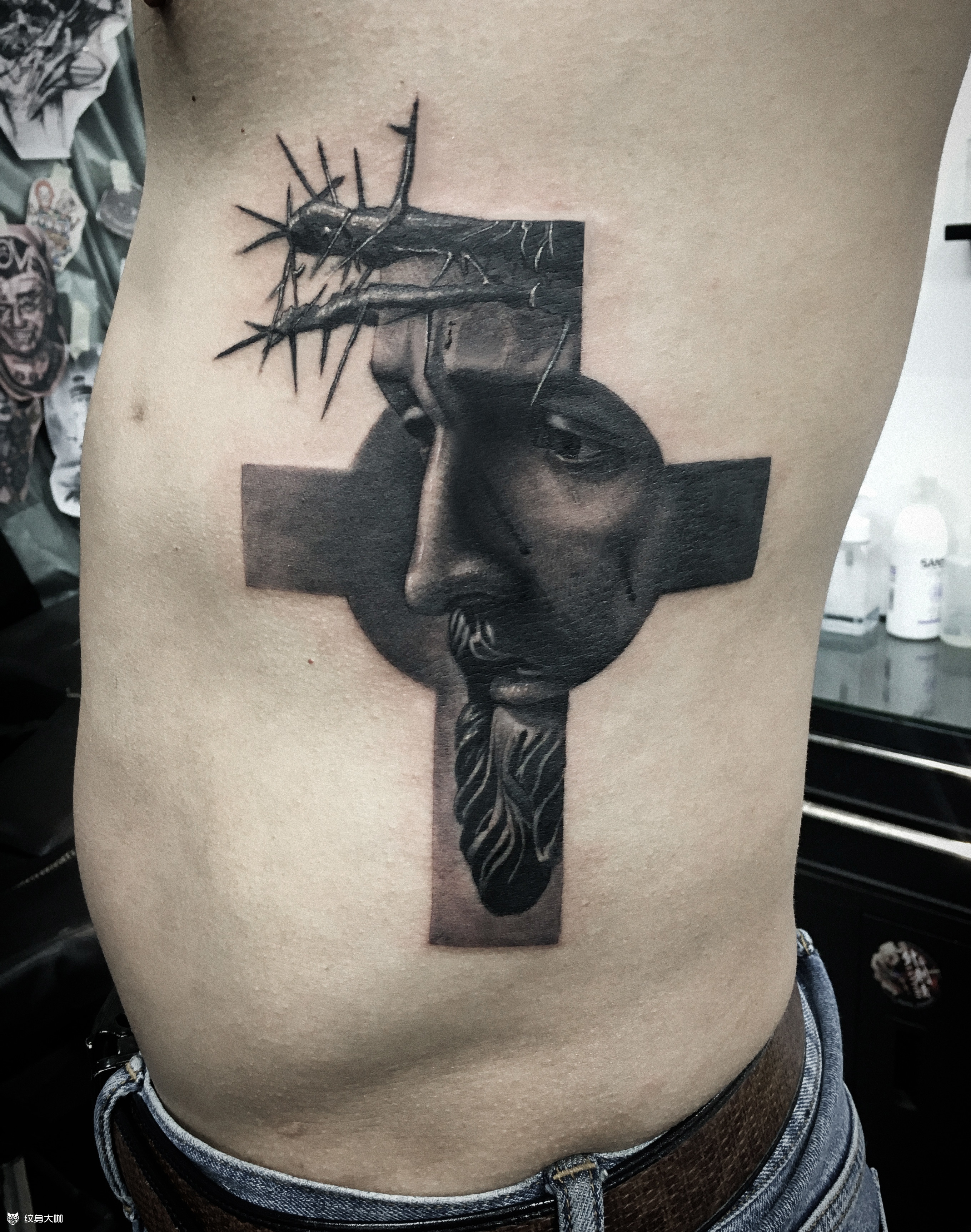 耶稣被钉十字架纹身图片