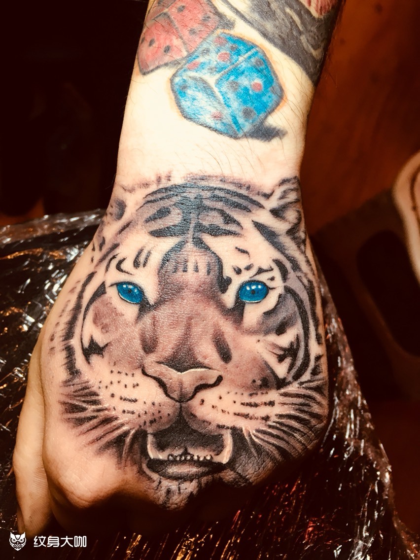 手背虎头_纹身图案手稿图片_董先恺的纹身作品集