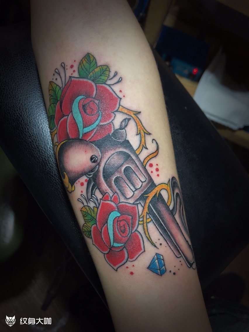 枪与玫瑰_纹身图案手稿图片_赤峰瘦人琪哥的纹身作品集