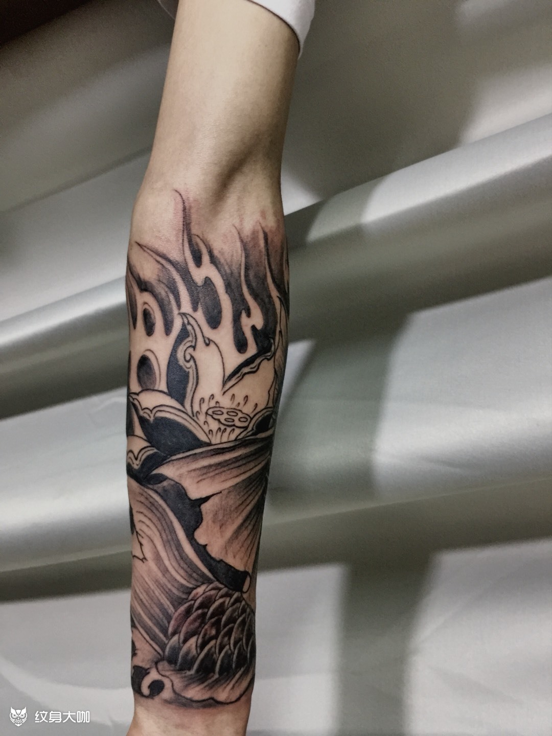 鲤鱼荷花浪小臂_纹身图案手稿图片_长沙ck纹身联盟的纹身作品集