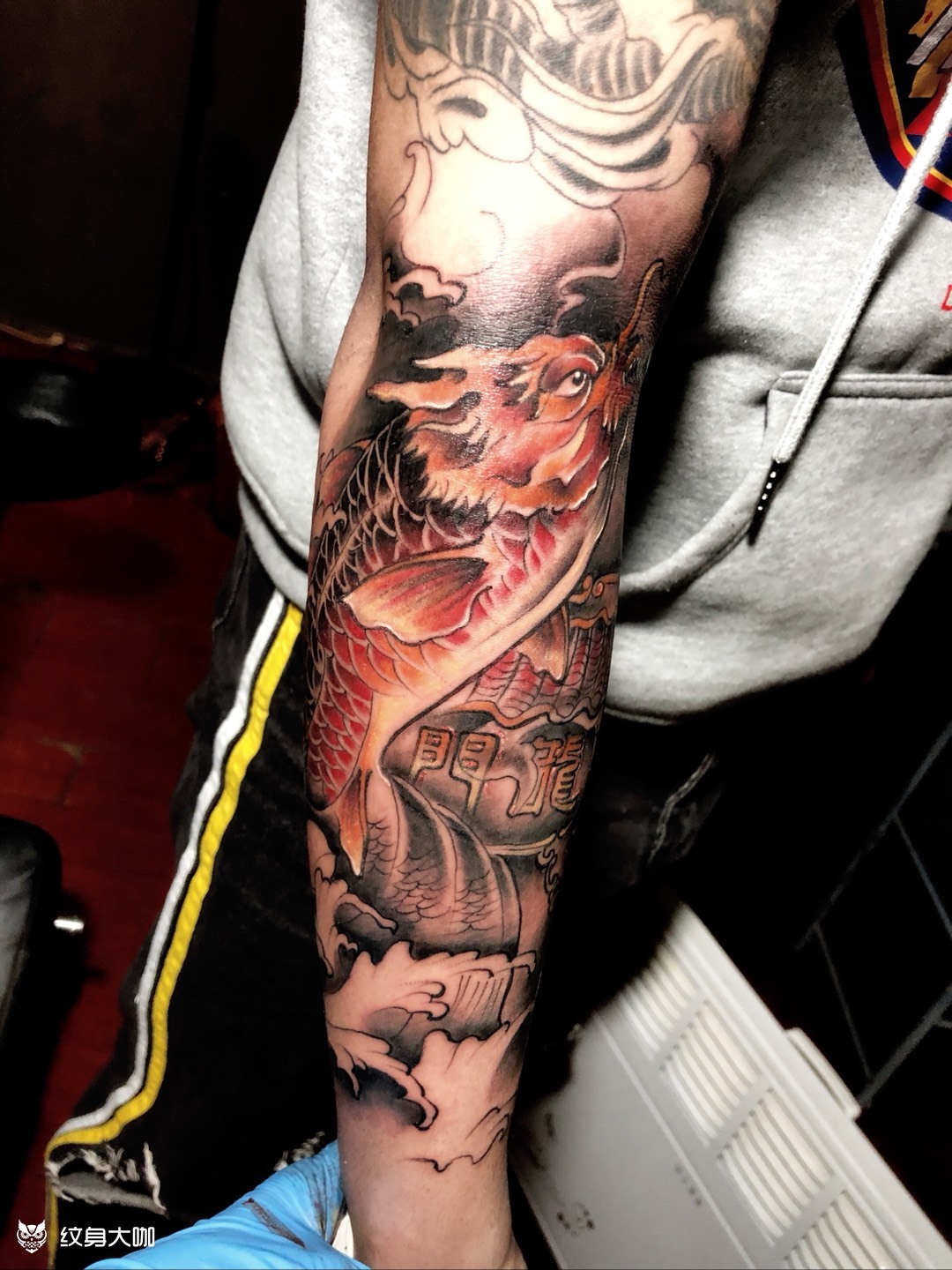 鲤鱼跃龙门_纹身图案手稿图片_胡玲玲的纹身作品集