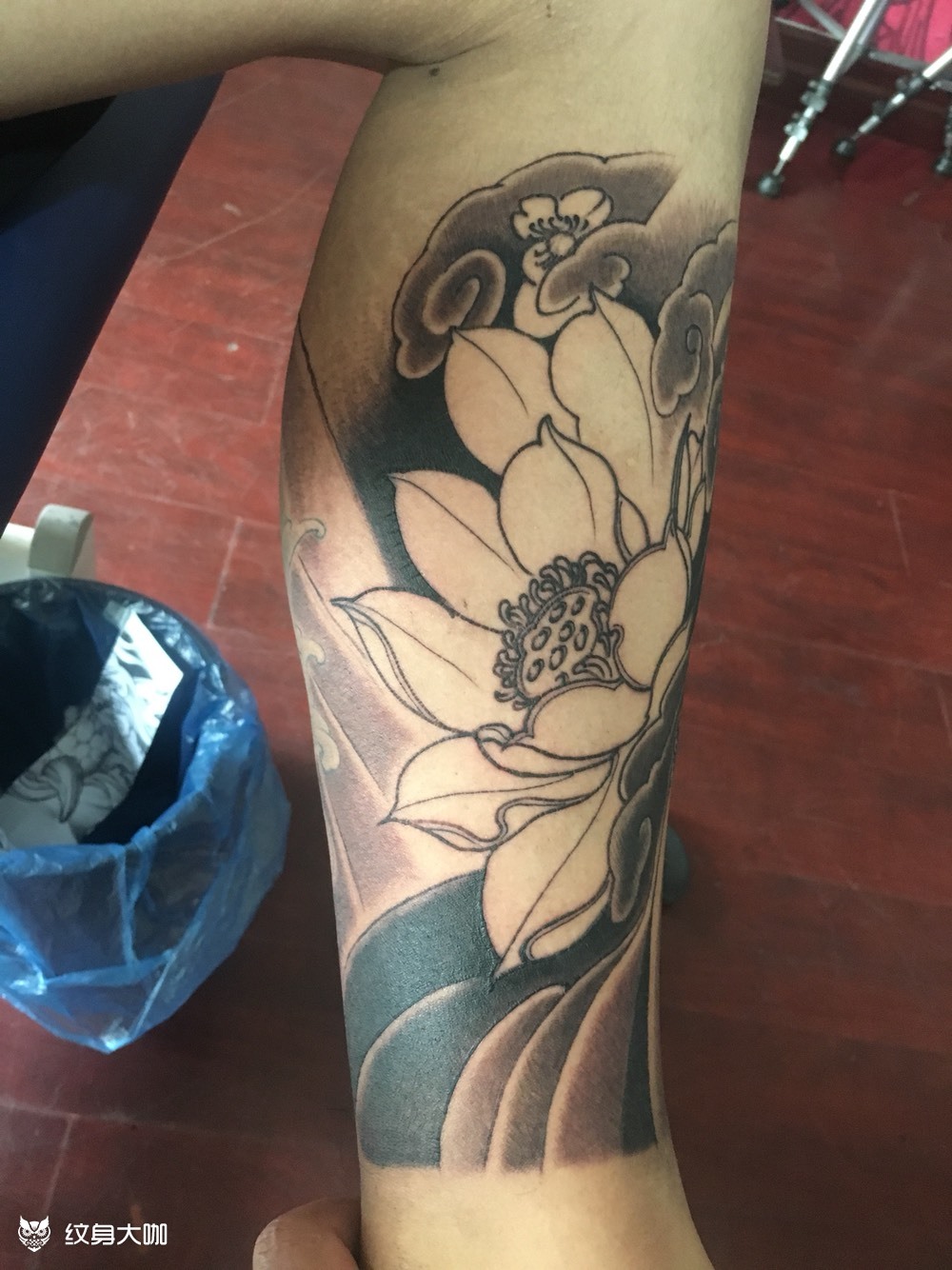 小腿莲花_纹身图案手稿图片_明明的纹身作品集