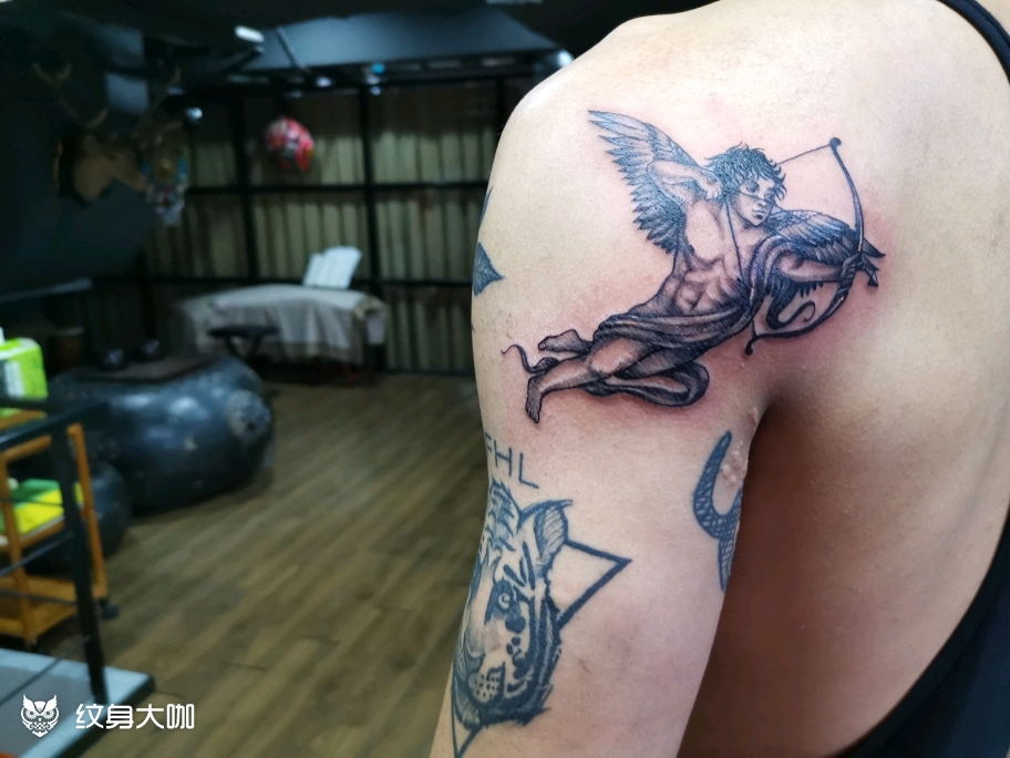 肩膀上的天使丘比特_纹身图案手稿图片_乱涂乱画小蜘蛛的纹身作品集