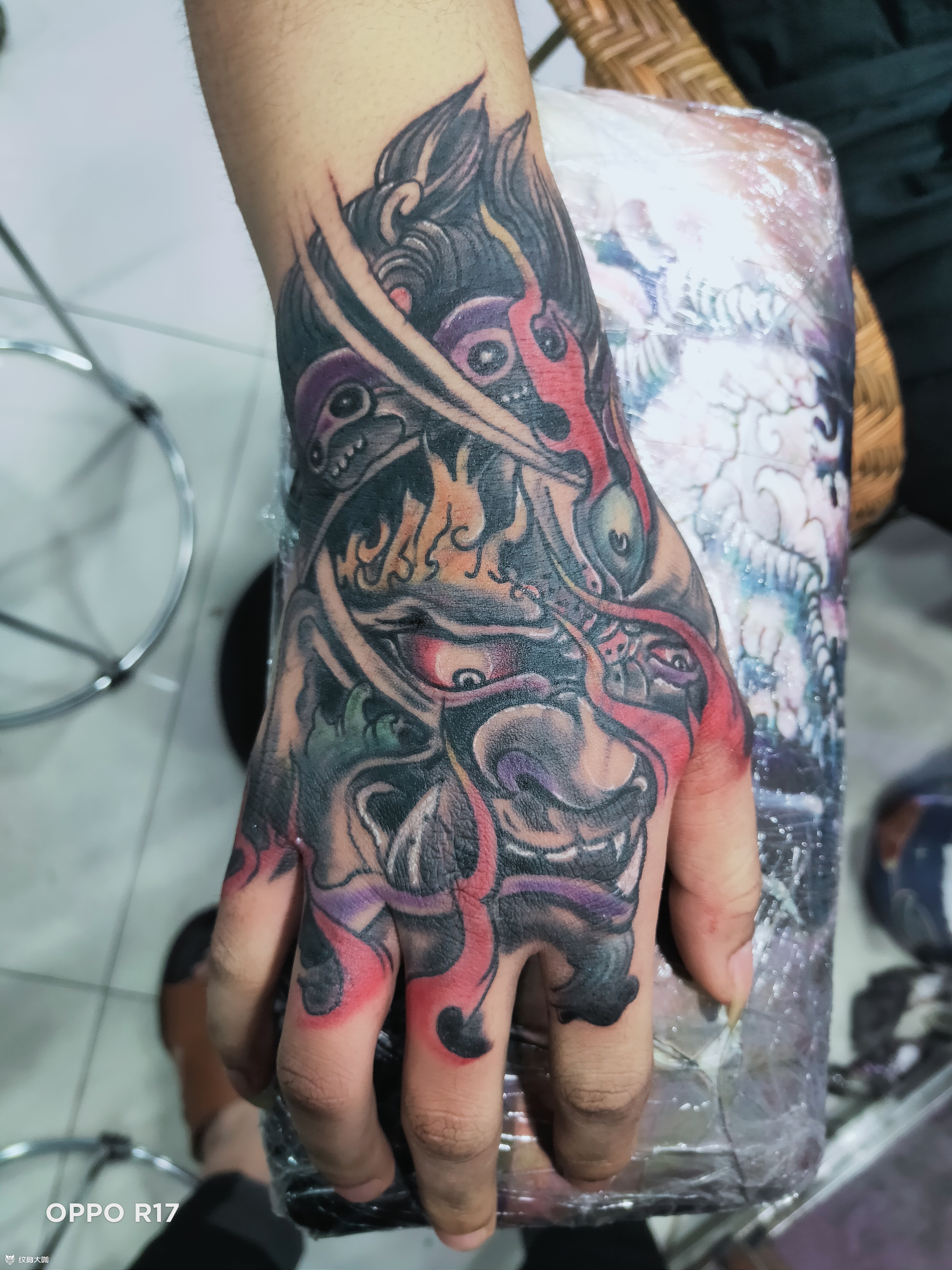 纹身,图案想选一些神魔的图案,然后就给顾客推荐了一下不动明王和大