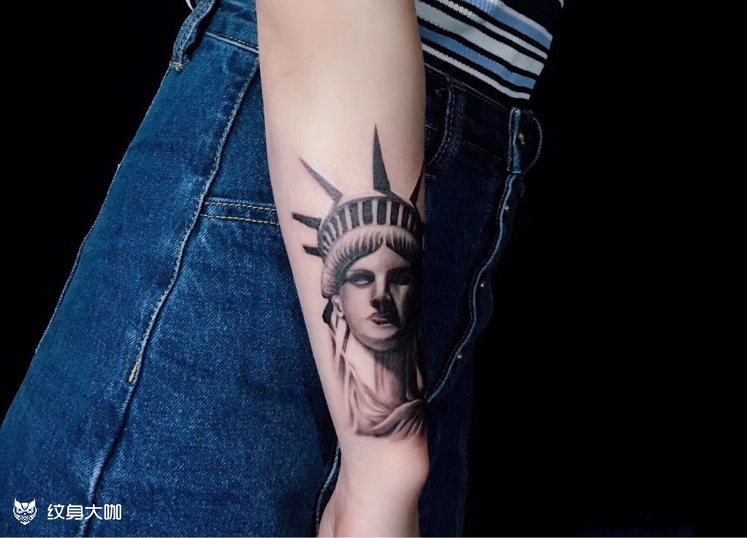 代表自由的纹身 独立图片
