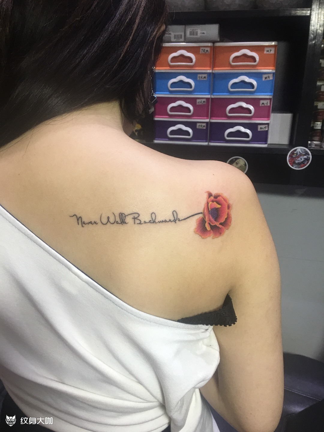 美女侧肩个性英文与花纹身_纹身图案手稿图片_程志的纹身作品集